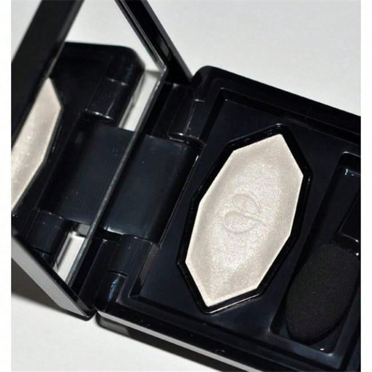 Cle De Peau Beaute Solo Eye Shadow 101 0.07 oz / 2 ml