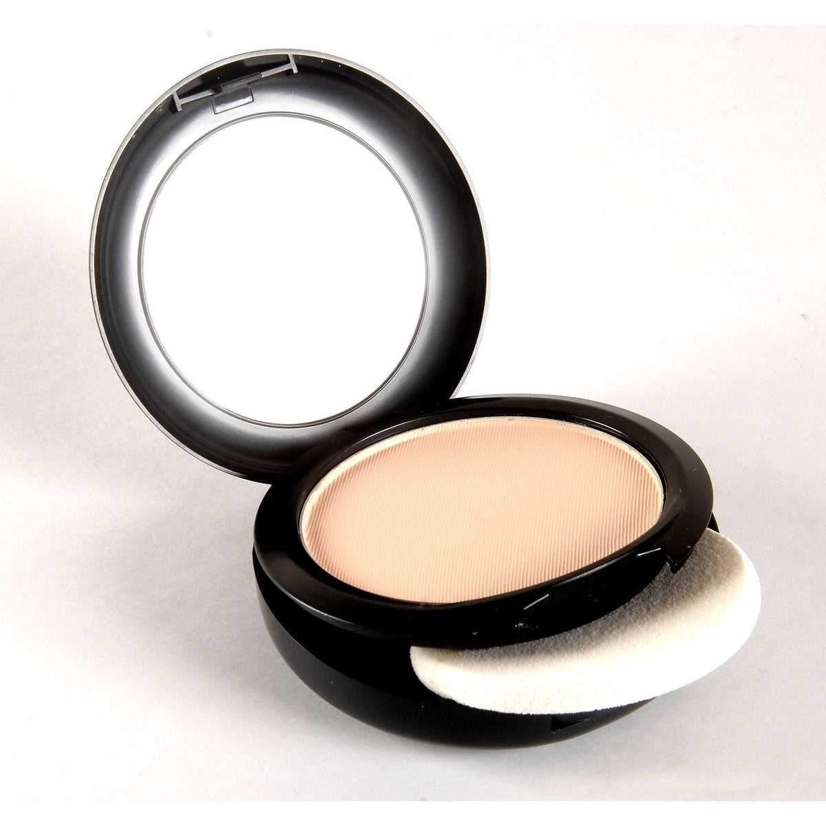 Mac Cosmetics Studio Fix Powder Plus Foundation (N3) 0.52 Oz (15 Ml)   